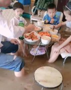 青岛一家人坐积水中淡定吃大餐,积水过膝最淡定的一