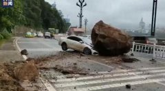 宜宾山体滑坡过路车辆被巨石砸中,事发路段已禁止车