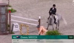 德国选手因马不配合在马背上痛哭,无法完成跳跃动作