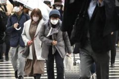 日本东京政府鼓励民众穿高领毛衣,同时象征着践行节