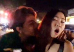 印度男子街头强吻韩国女主播后被捕,这2名男子已被孟