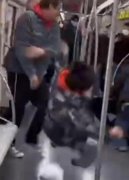 2男子地铁互殴 旁边小男孩被扇倒,一黑衣男子额头出
