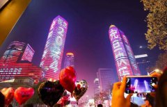 南京新街口人人人人人,迎接新年的仪式感